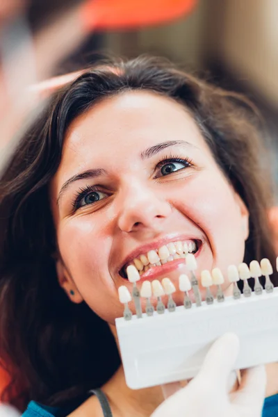 Тестування білості зуба пацієнта — стокове фото