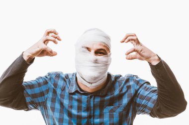 Bandajlı kızgın adam 