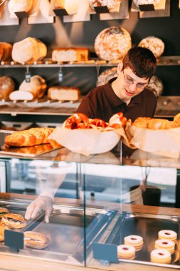 Satıcı bir fırın içinde