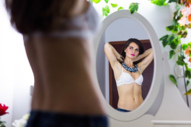 Aynanın karşısında seksi kadın