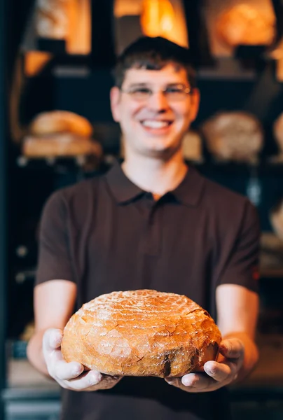 Man with fresh bread — Stock Photo, Image