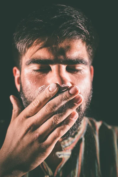 Man sniffing cocaine — Stock Photo, Image