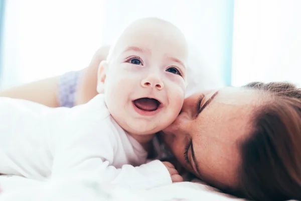 Mãe beijando seu bebê — Fotografia de Stock