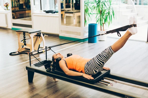 Pilates reformer uzanan kadın 