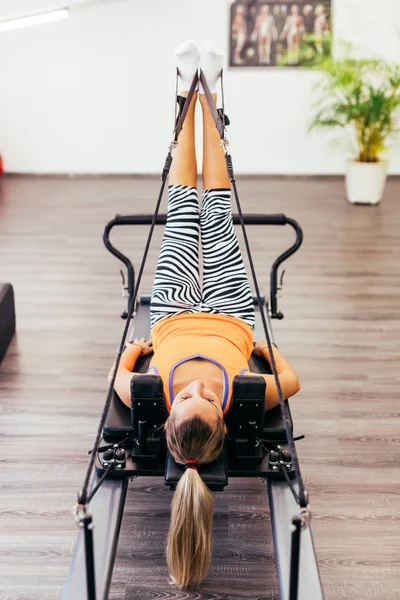 Pilates reformer genç kız