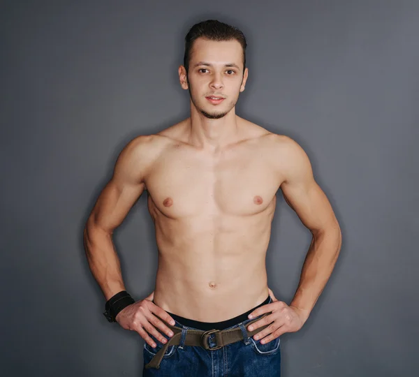 근육 질 남자 포즈 — 스톡 사진