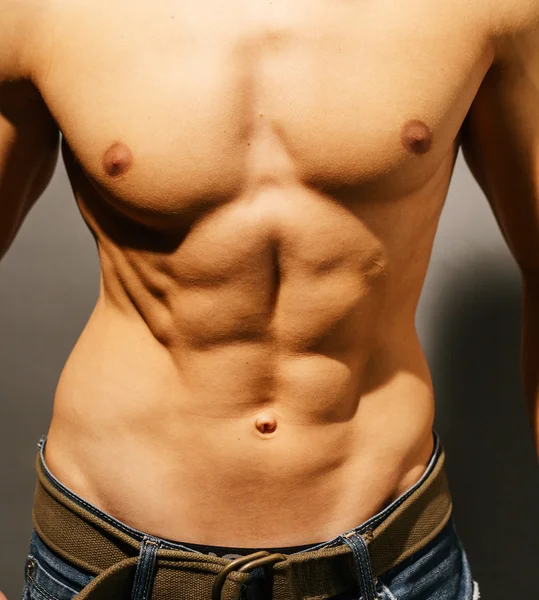 Muskulöser männlicher Oberkörper — Stockfoto