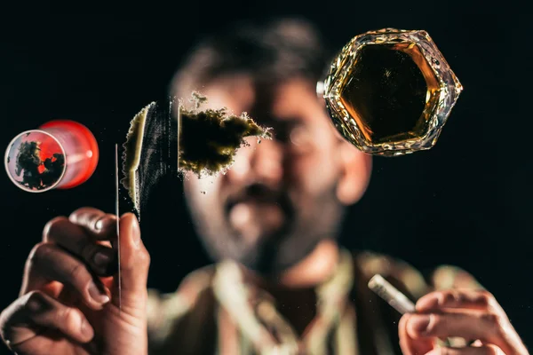 Man preparing a line of cocaine — Stock Photo, Image