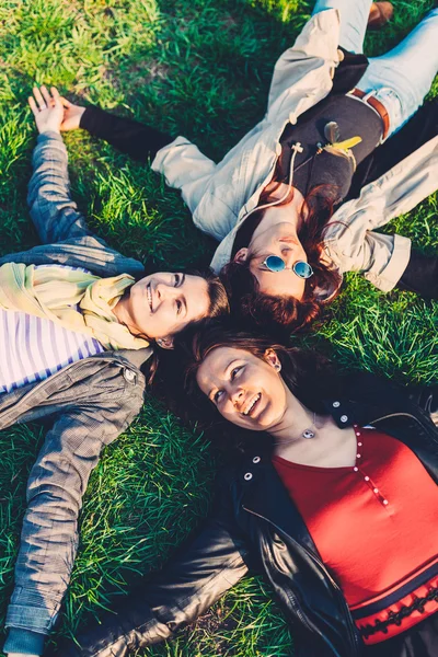 Unbekümmerte Freunde posieren — Stockfoto