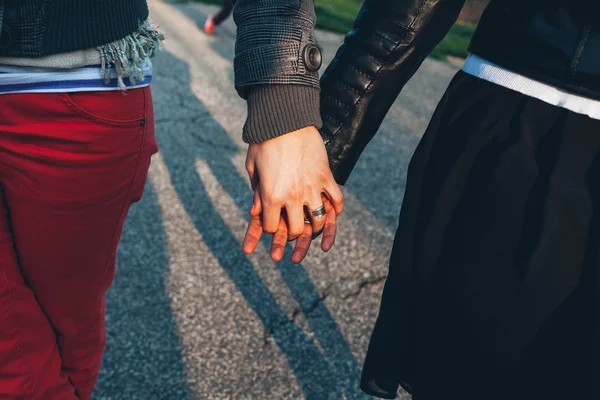 Tomando la mano de un amigo — Foto de Stock