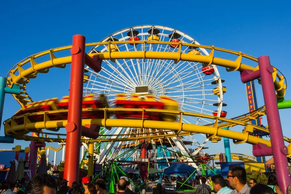 Rolercoaster in beweging — Stockfoto