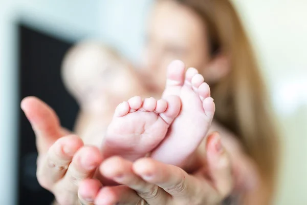 Pequeños pies del bebé —  Fotos de Stock