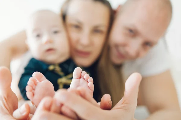 Baby's voeten in handen van de ouders — Stockfoto