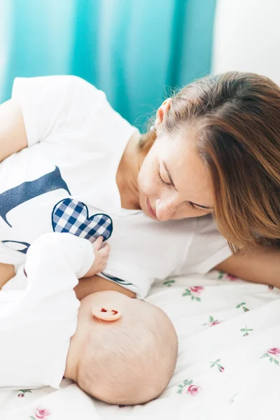 Bebé comiendo del pecho de la madre —  Fotos de Stock