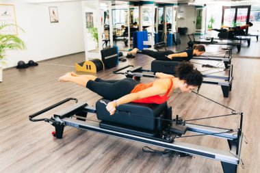 Pilates spor salonu poz