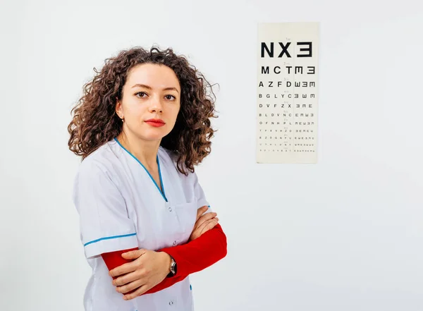 Uma Médica Com Gráfico Testes Oculares Segundo Plano — Fotografia de Stock