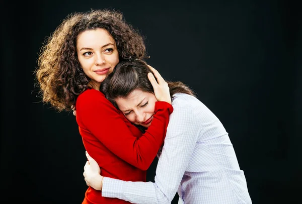 Femme Souriante Aux Cheveux Bouclés Embrassant Ses Amis Sur Fond — Photo