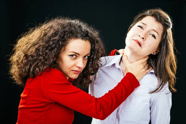 Mujer Con Pelo Rizado Actuando Con Violencia Con Una Mujer — Foto de Stock