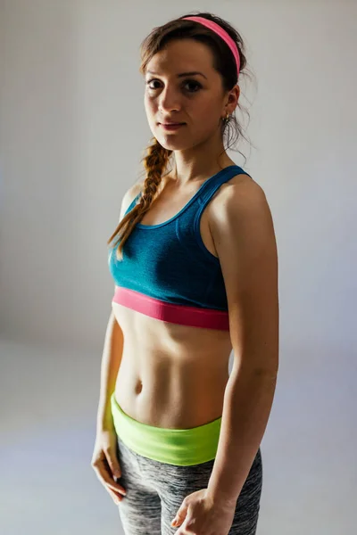 Sorrindo Mulher Esportiva Olhando Para Câmera — Fotografia de Stock