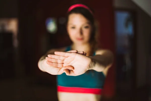 一个女人的水泡姿势 演示如何摆手以进行正确的伸展动作 — 图库照片