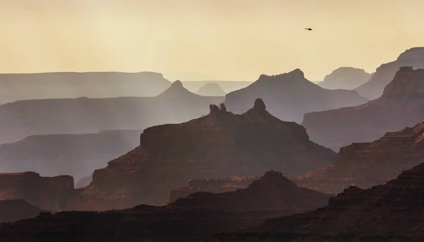 Fotos Distantes Helicóptero Sobre Montanhas Grand Canyon Nascer Sol — Fotografia de Stock