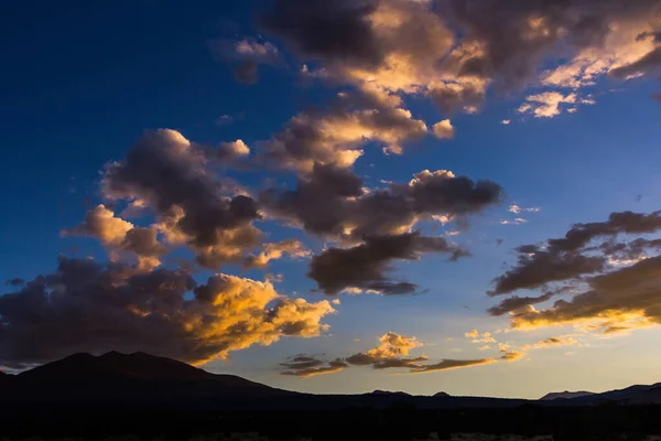 Gün Batımında Mavi Gökyüzünde Bulutların Güzel Manzarası — Stok fotoğraf