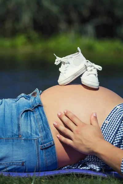 Vacker Bild Ett Par Babyskor Gravid Kvinnas Mage — Stockfoto