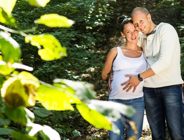 Homem Cuidando Mulher Grávida Sorrindo Juntos Para Câmera — Fotografia de Stock