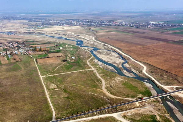 Şehrin Yakınındaki Bir Nehrin Kesiştiği Yerde — Stok fotoğraf