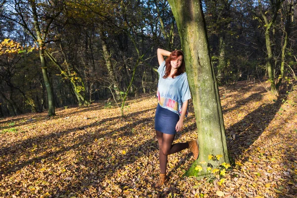 Hermosa Mujer Sonriente Pie Junto Árbol Bosque Con Sol Cara —  Fotos de Stock