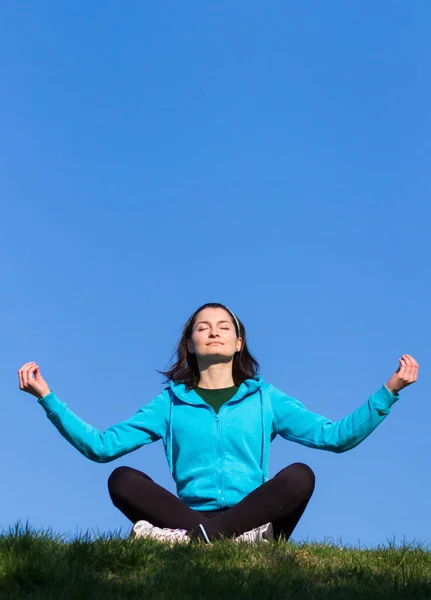 Jeune Femme Faisant Des Exercices Yoga Plein Air — Photo