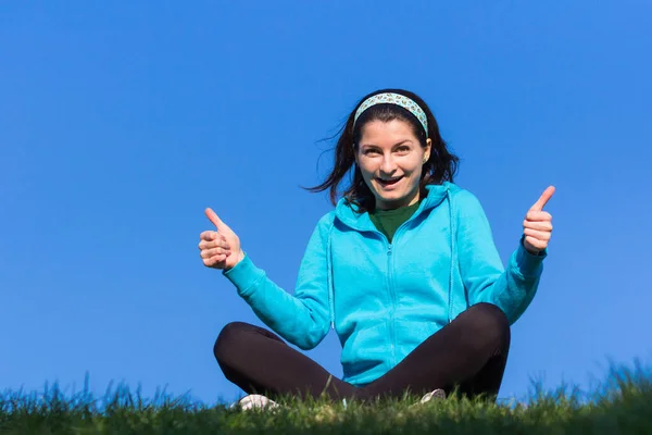 Primer Plano Una Mujer Activa Sonriendo Mostrando Los Pulgares Hacia — Foto de Stock