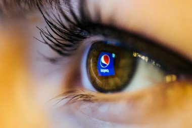 Bükreş, Romanya - 18 Haziran 2016: Pepsi 'nin logosunun yansıdığı bir kahverengi göz pozu. İllüstrasyon Editörü .