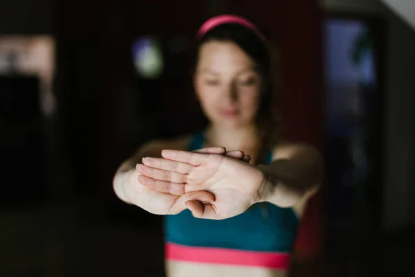 一个健康的女人为双手做伸展运动时的水泡姿势 手举高一点 — 图库照片