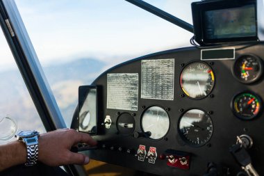 Kokpitin detaylı panosunun makro görüntüsü 