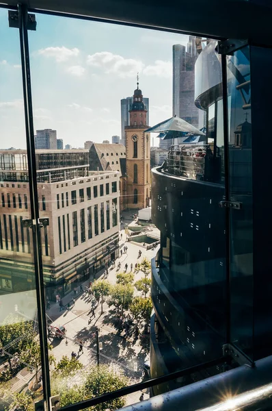 ショッピングモールからの眺めフランクフルトのダウンタウンを見下ろすMyzeil Main Germany — ストック写真