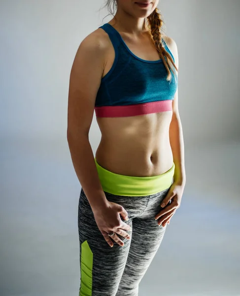 Torso Uma Mulher Forma Posando Estúdio Enquanto Vestindo Sutiã Esporte — Fotografia de Stock