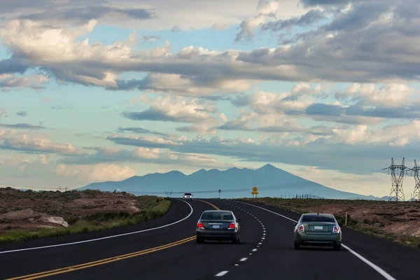Carro Ultrapassando Outro Enquanto Dirige Uma Estrada Livre Perto Montanhas — Fotografia de Stock