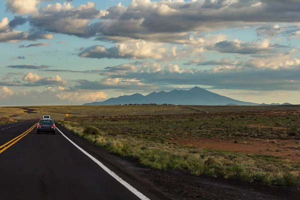 Scenic Weergave Van Nooit Eindigende Weg Met Auto Reizen — Stockfoto