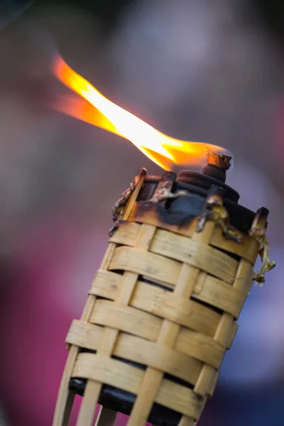 Una Pose Borrosa Una Antorcha Encendida Concéntrate Fuego — Foto de Stock