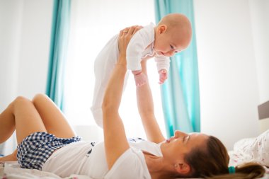 Anne bebekle oynarken