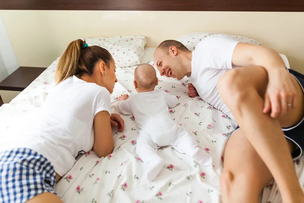 Familie rusten op een bed van rozen — Stockfoto