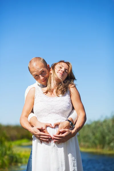 Amare moglie incinta — Foto Stock