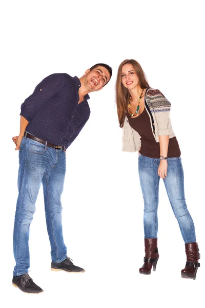 Мужчина и женщина улыбаются — стоковое фото