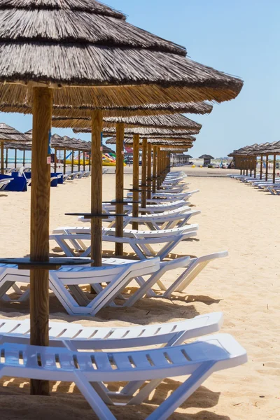 Sun chairs and parasols — Stock Photo, Image