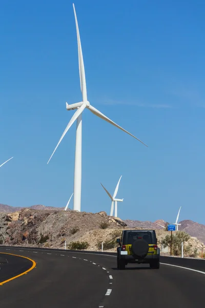 Windmolens in de buurt van snelweg — Stockfoto