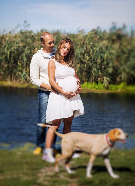 Make och gravid fru — Stockfoto