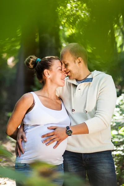 Marido y mujer embarazada — Foto de Stock