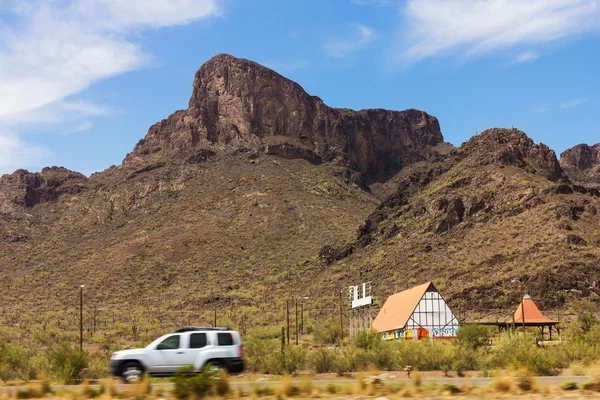 Casa cerca de montaña —  Fotos de Stock