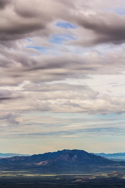 Cloudscape over mountain — Stock Photo, Image